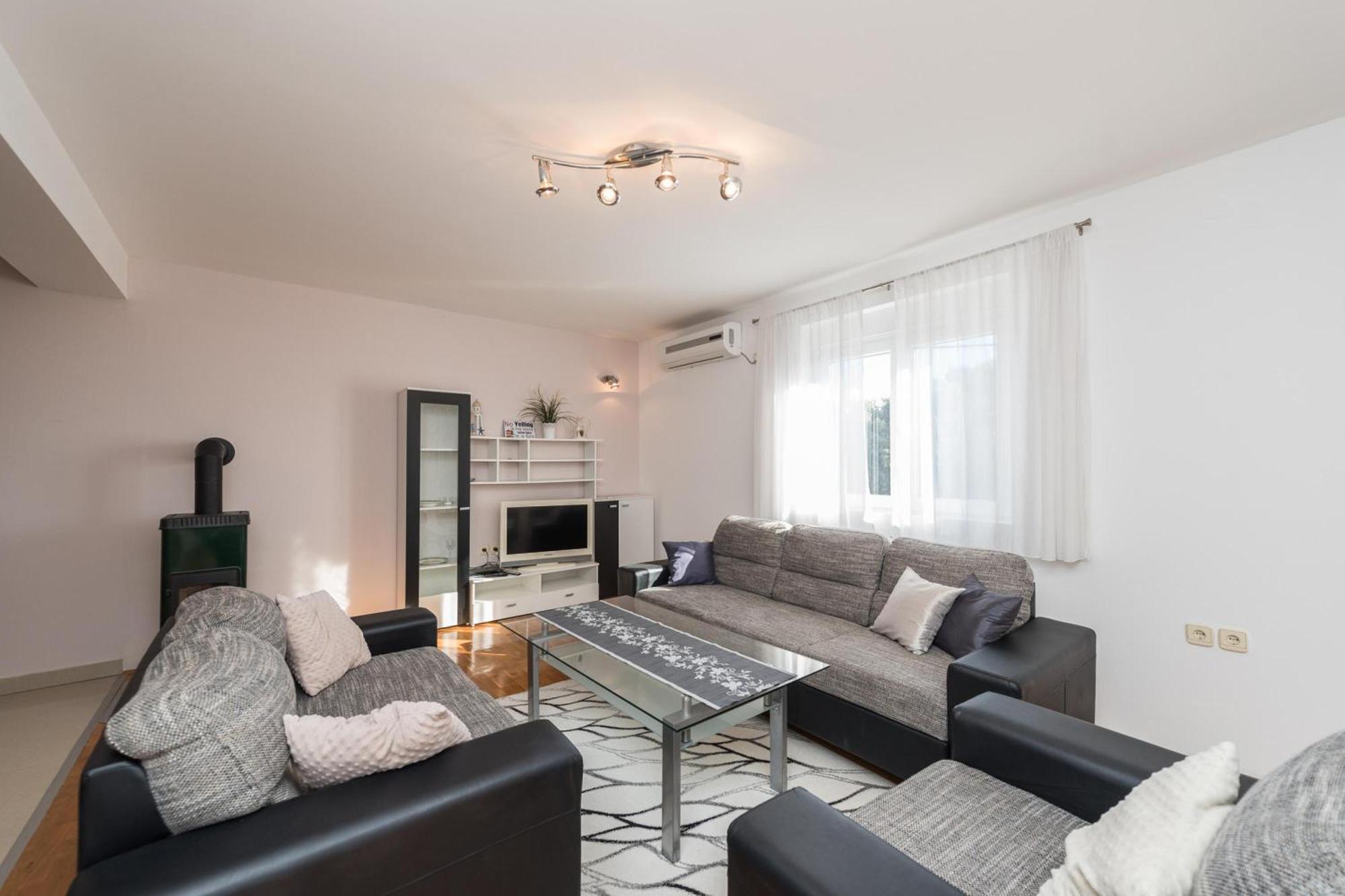 Family Friendly Pool House Ana - Happy Rentals Bibinje Exterior photo